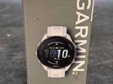 gros plan d'une boîte contenant une montre