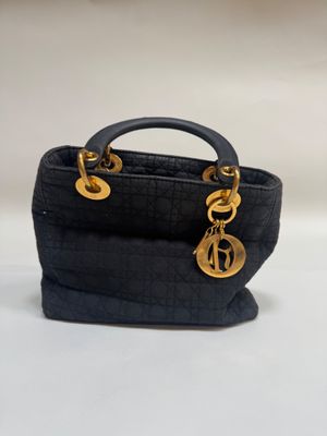 Sac Chanel noir matelassé avec finitions dorées