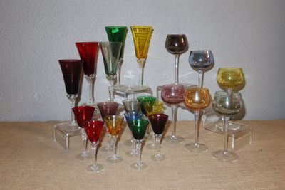 de nombreux verres à vin de différentes couleurs posés sur une table