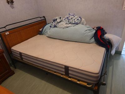 un lit avec un matelas et un oreiller dans une chambre