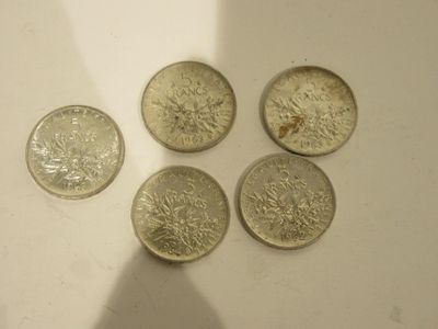 quatre pièces posées sur une table blanche, à côté d'une ombre