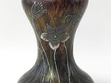 un vase posé sur une surface blanche