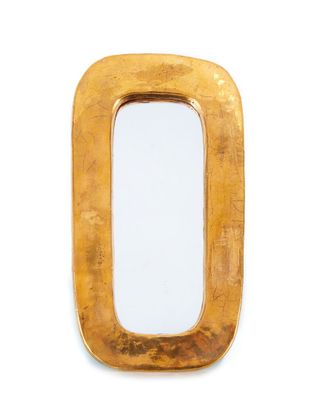 un miroir rectangulaire doré sur fond blanc
