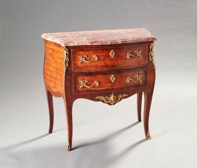 une commode ancienne avec un plateau en marbre posée sur un socle