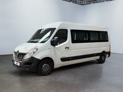 une camionnette blanche garée à l'intérieur d'un bâtiment