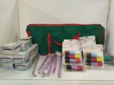 un sac vert rempli de fournitures posé sur une table blanche