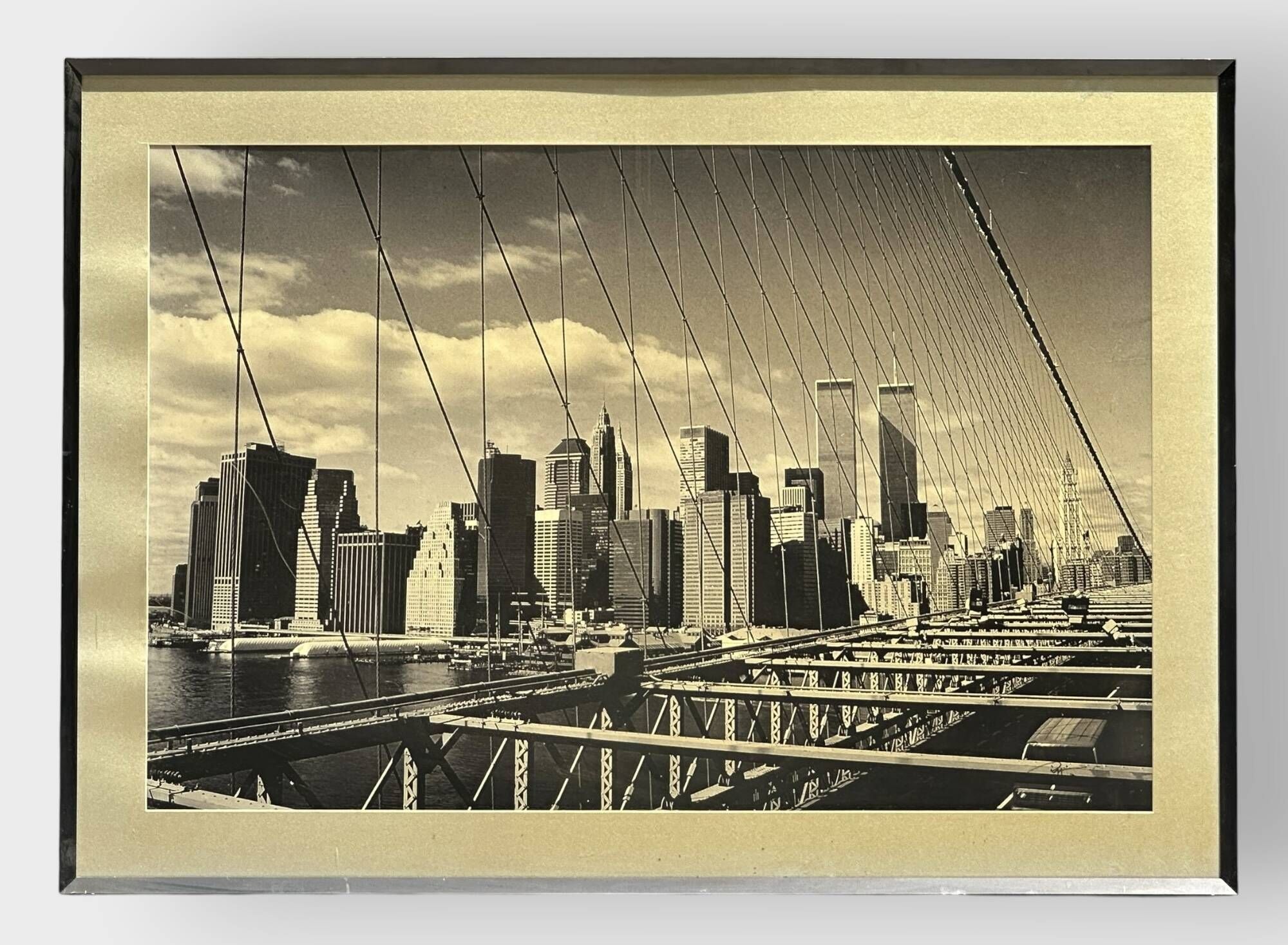 Vue sur les Twin Towers depuis le pont de Brooklyn - NYC Photographie en noir et blanc. Signé en bas à droite, situé ...
