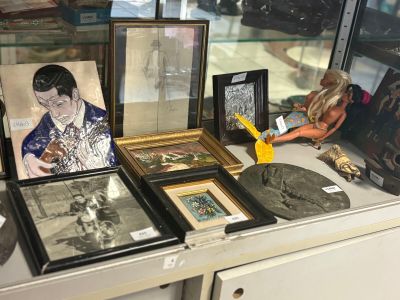une vitrine sur laquelle sont exposées des photos et d'autres objets