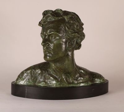 un gros plan d'un buste d'homme en bronze posé sur un socle noir