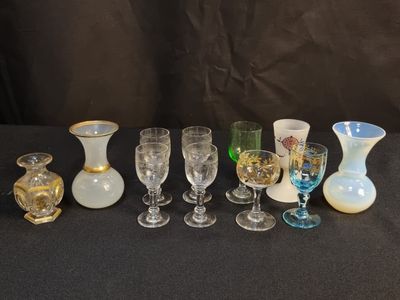 beaucoup de vases et de verres sur la table