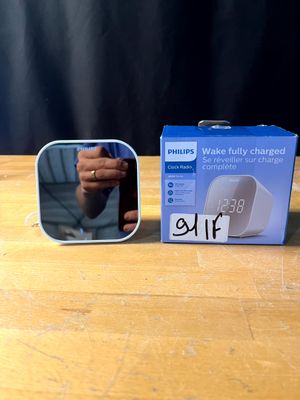 quelqu'un est en train de se prendre en photo dans un miroir avec son téléphone portable
