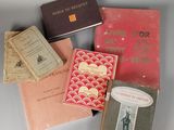 plusieurs livres sont empilés sur une table