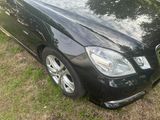 une photo d'une Mercedes Classe S noire garée dans l'herbe