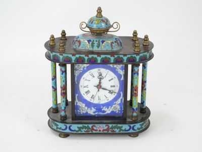 une horloge posée sur une table