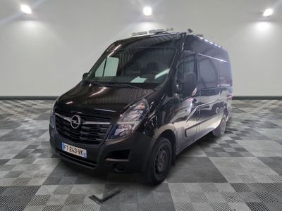 la photo d'une camionnette noire garée sur un sol en damier