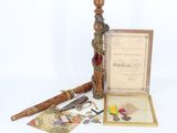 une photo représentant un cadre, un cadre et d'autres objets posés sur une table