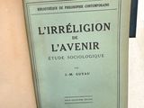 un vieux livre posé sur une table, à côté d'un rideau