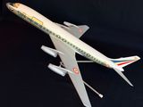 une maquette d'avion posée sur une surface noire