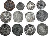 un gros plan sur un tas de vieilles pièces de monnaie posées sur une surface blanche