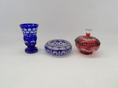 trois vases en verre posés l'un à côté de l'autre sur une surface blanche