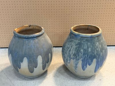 deux vases posés sur une table
