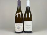 deux bouteilles de vin posées l'une à côté de l'autre sur une table