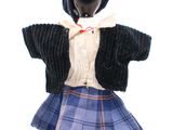 un mannequin vêtu d'une jupe et d'une veste à carreaux