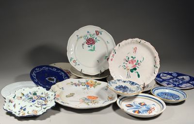 un grand nombre d'assiettes posées sur une table