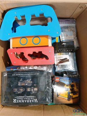 une boîte en carton remplie d'un assortiment de jouets et de jeux