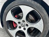 un gros plan d'un pneu sur une voiture blanche