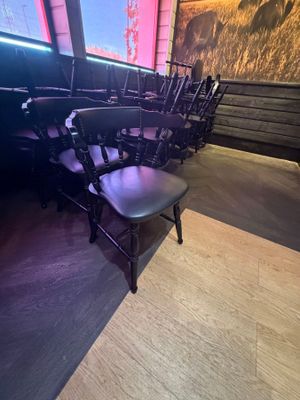 le nombre de chaises alignées dans une pièce