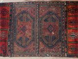 un vieux tapis à motifs rouges et bleus
