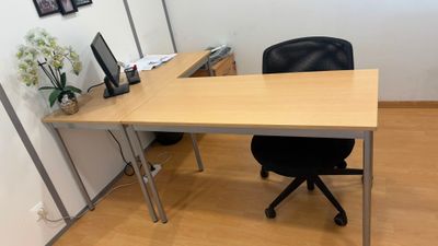 un bureau avec une chaise et un ordinateur dessus