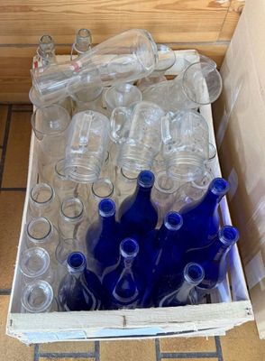 une boîte remplie de bouteilles vides, avec des bouteilles vides à l'intérieur