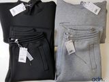 trois paires de pantalons de survêtement pour homme, encore étiquetés