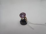 une image représentant une bague sertie d'une grosse pierre d'améthorate