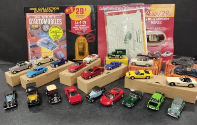 un grand nombre de petites voitures posées sur une table