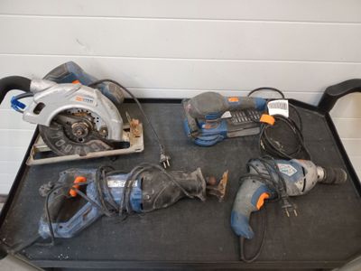de nombreux outils posés sur un plateau