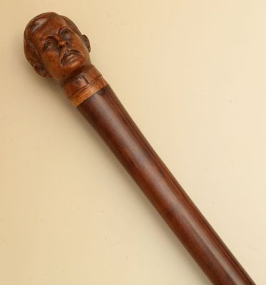 CANNE avec fût en acajou Pommeau en bois sculpté d'une éléga… - Photo 1