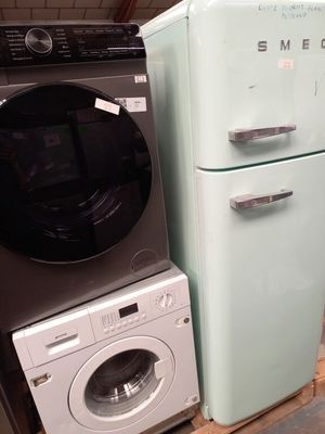 deux réfrigérateurs et une machine à laver dans un magasin