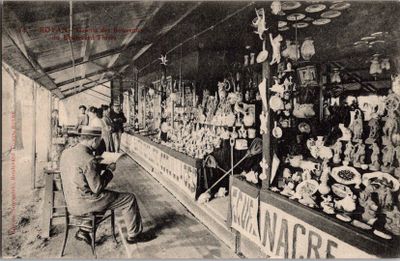 photo en noir et blanc d'une femme assise devant un magasin
