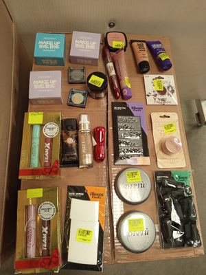 une boîte contenant de nombreux produits de beauté