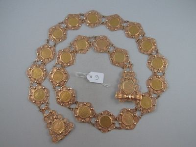 une photo d'un collier et d'un bracelet en or, accompagnés d'une étiquette