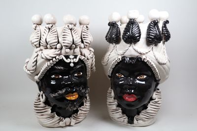 deux vases en noir et blanc sur lesquels sont représentés des visages