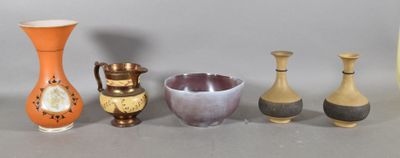 cinq vases différents posés les uns à côté des autres sur une table
