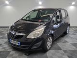 la photo d'une camionnette noire garée dans un garage