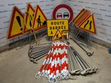 de nombreux panneaux de signalisation différents posés par terre dans une pièce