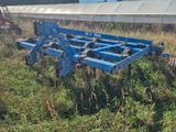 une charrue bleue au milieu d'un champ