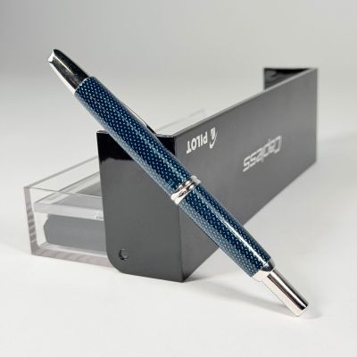 une photo d'un stylo avec une boîte en arrière-plan