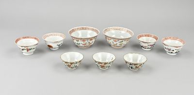 une photo représentant un ensemble de tasses et soucoupes en porcelaine